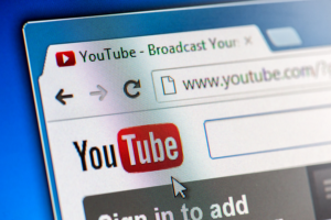 Odprti zavihki YouTube platforme.